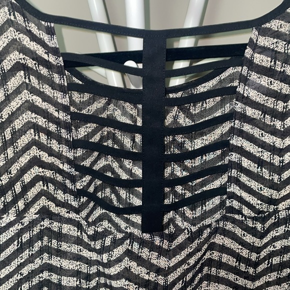 Black and cream top - Picture 5 of 5